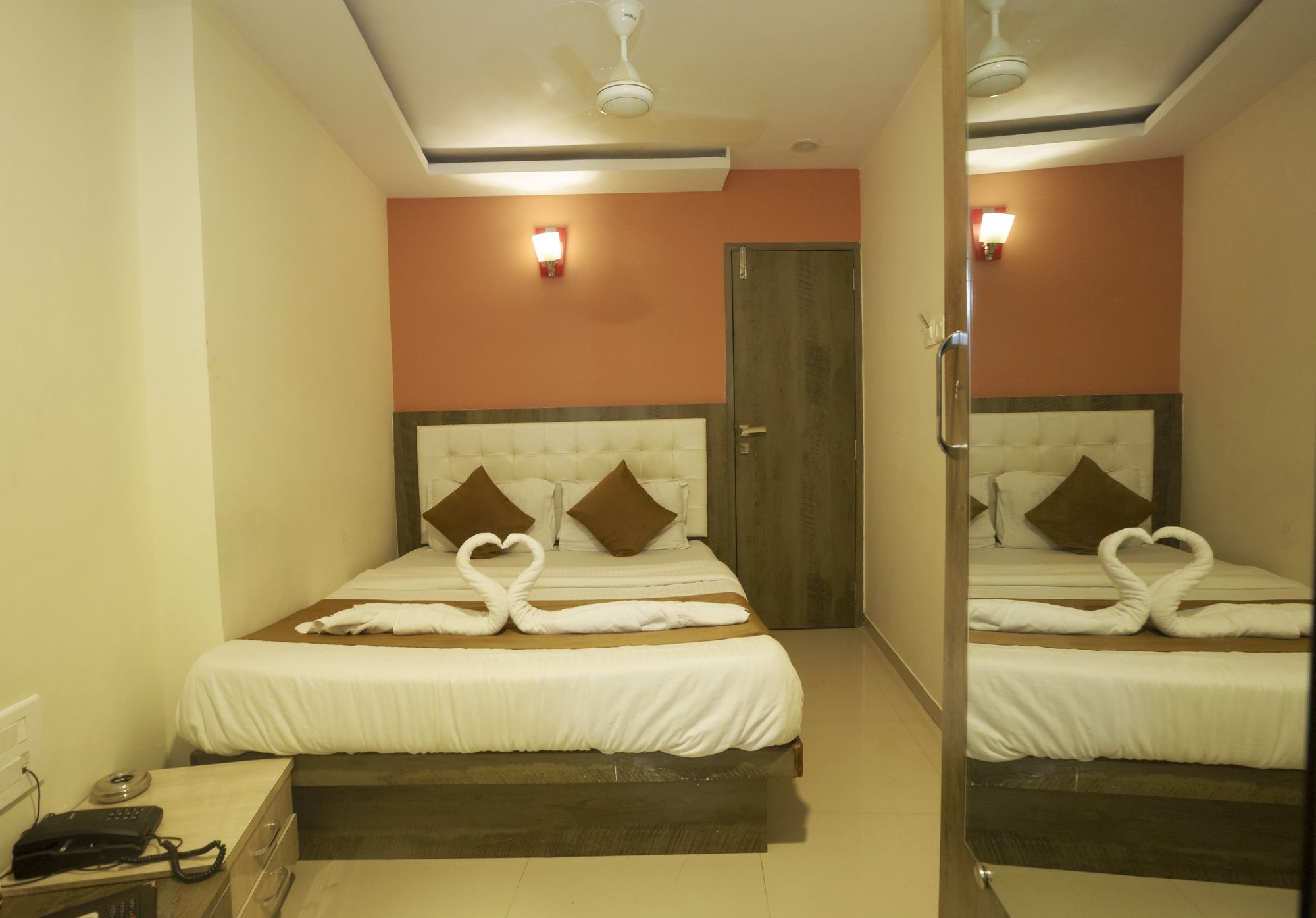Hotel Grace Inn Мумбай Екстериор снимка