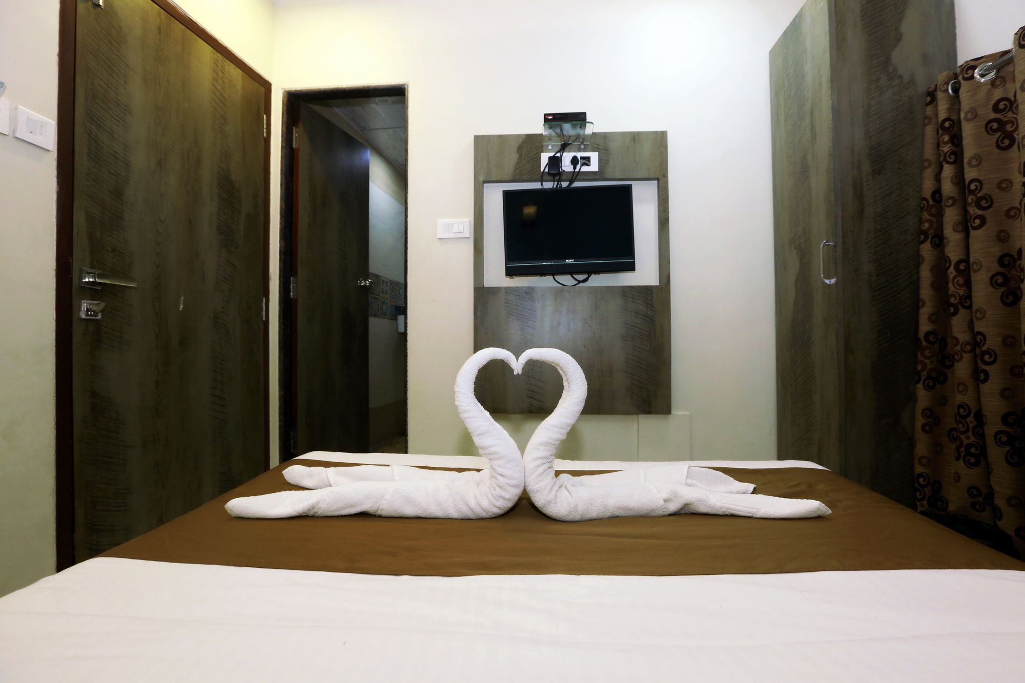 Hotel Grace Inn Мумбай Екстериор снимка