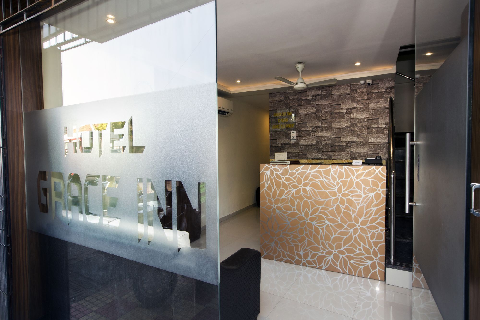 Hotel Grace Inn Мумбай Екстериор снимка